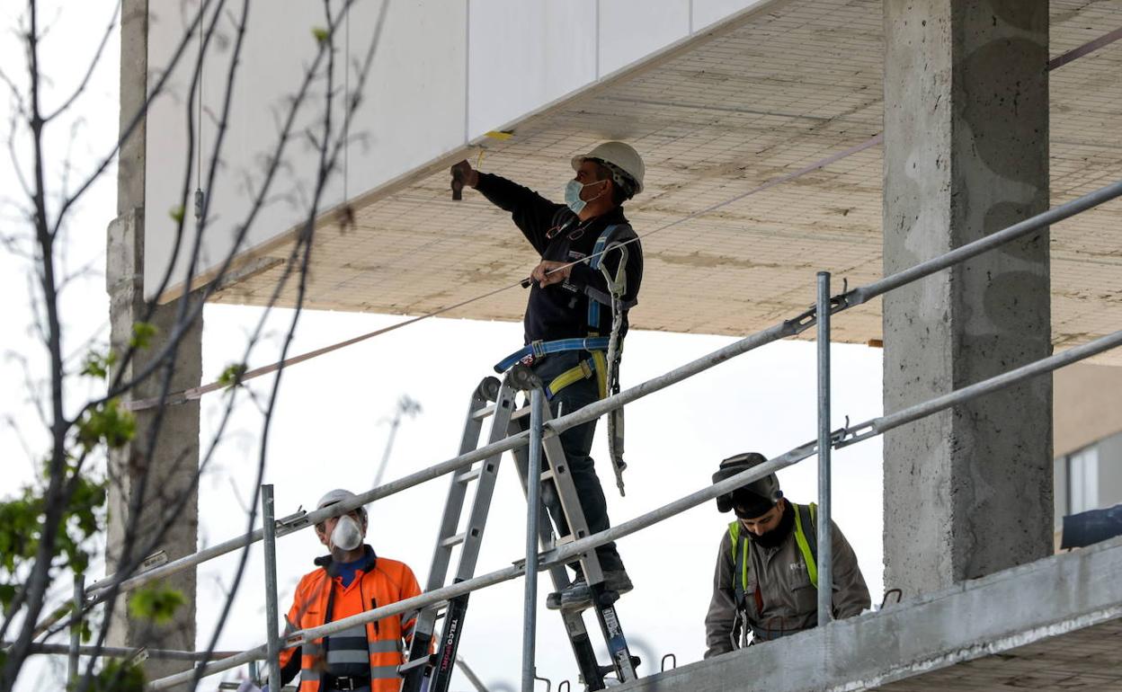 Varios trabajadores trabajan en la construcción de un edificio, en una imagen de archivo. 