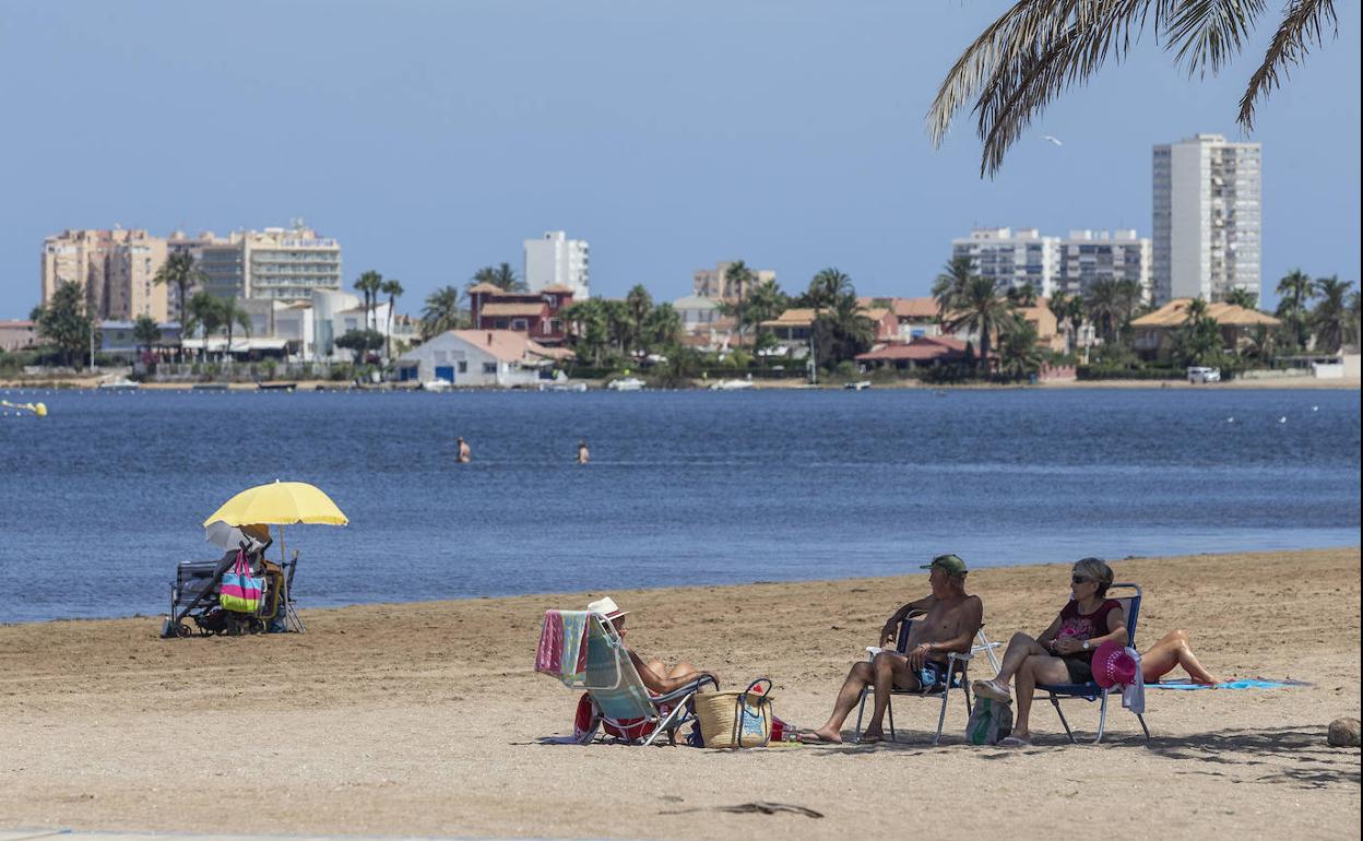 Bañistas en el Mar Menor, la semana pasada. 