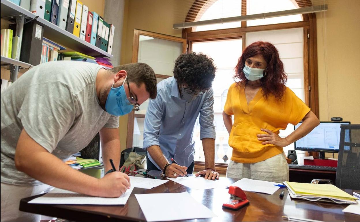 Los presidentes de los consejos de estudiantes firman por la ILP del Mar Menor. 