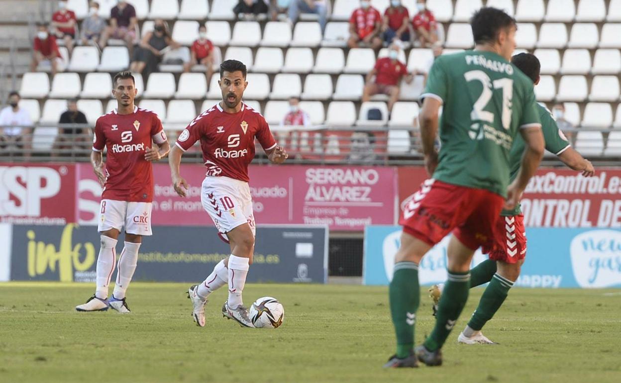 Saura conduce el esférico durante el partido frente al Marchamalo.