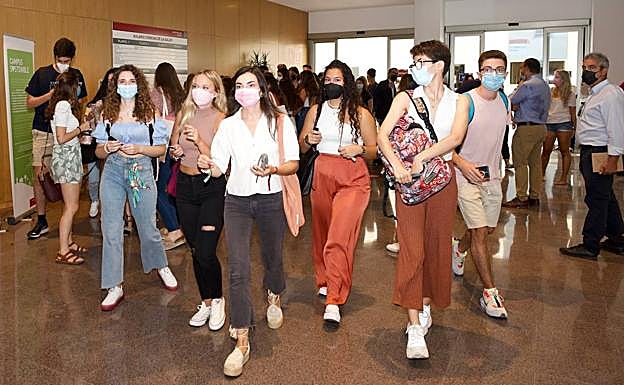El rector y las vicerrectoras de Estudios y Planificación de Infraestructuras charlan con estudiantes en las nuevas instalaciones del Campus de la Salud.