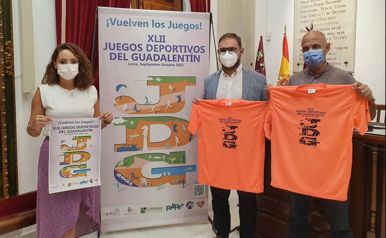 La concejala de Deportes de Lorca, Irene Jódar; el alcalde del municipio, Diego José Mateos; y el jefe de servicio de Deportes, José Luis Lozano.