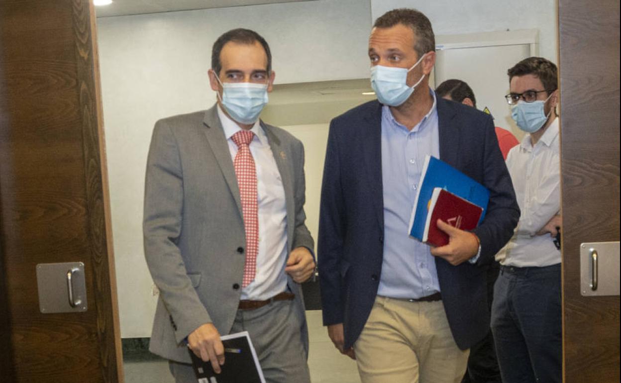 El portavoz del Grupo Vox, Juan José Liarte, y el de los populares, Joaquín Segado, este miércoles, en la Asamblea Regional.