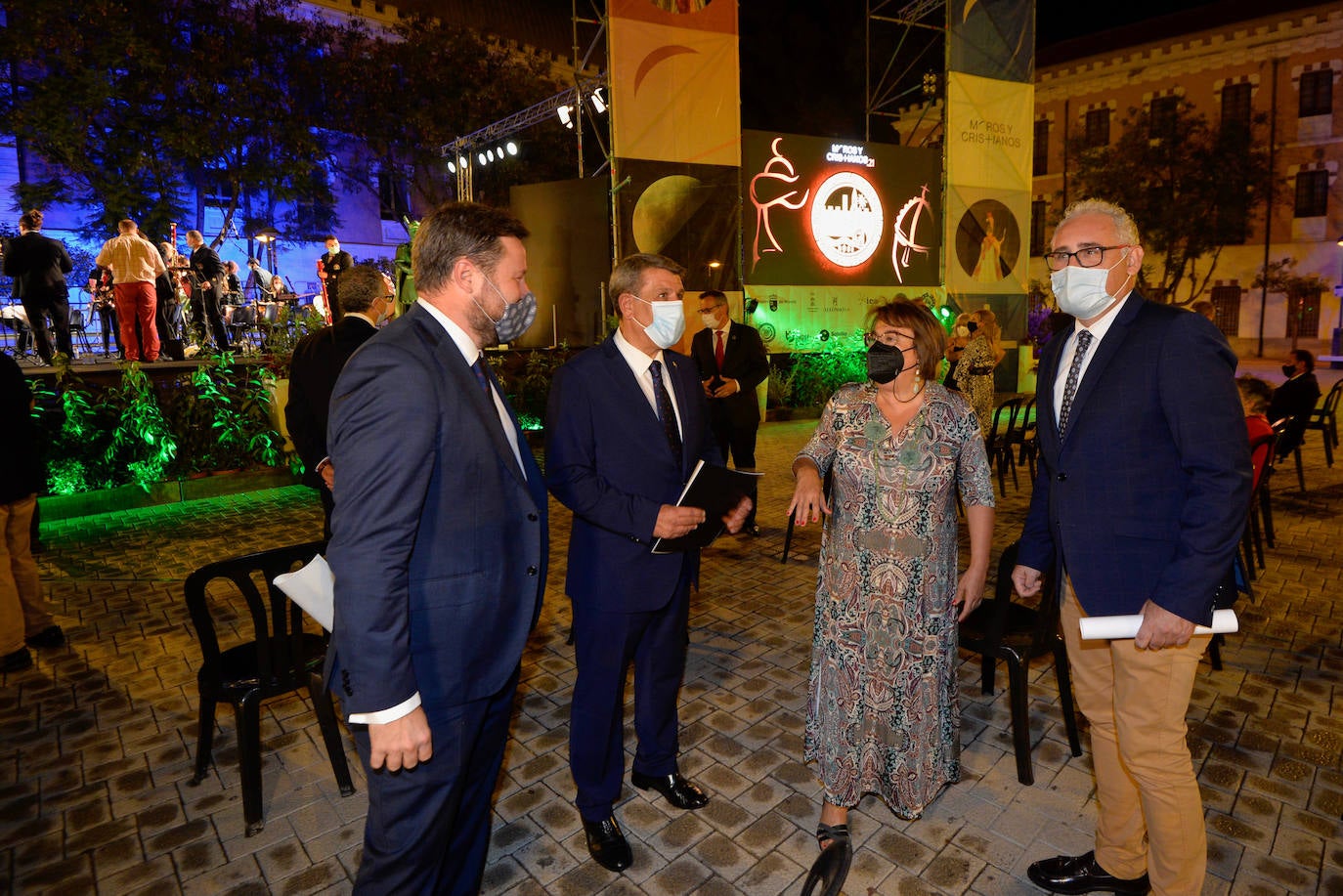 Fotos: Un pregón a cuatro exalta la armonía de culturas de la fiesta de Moros y Cristianos