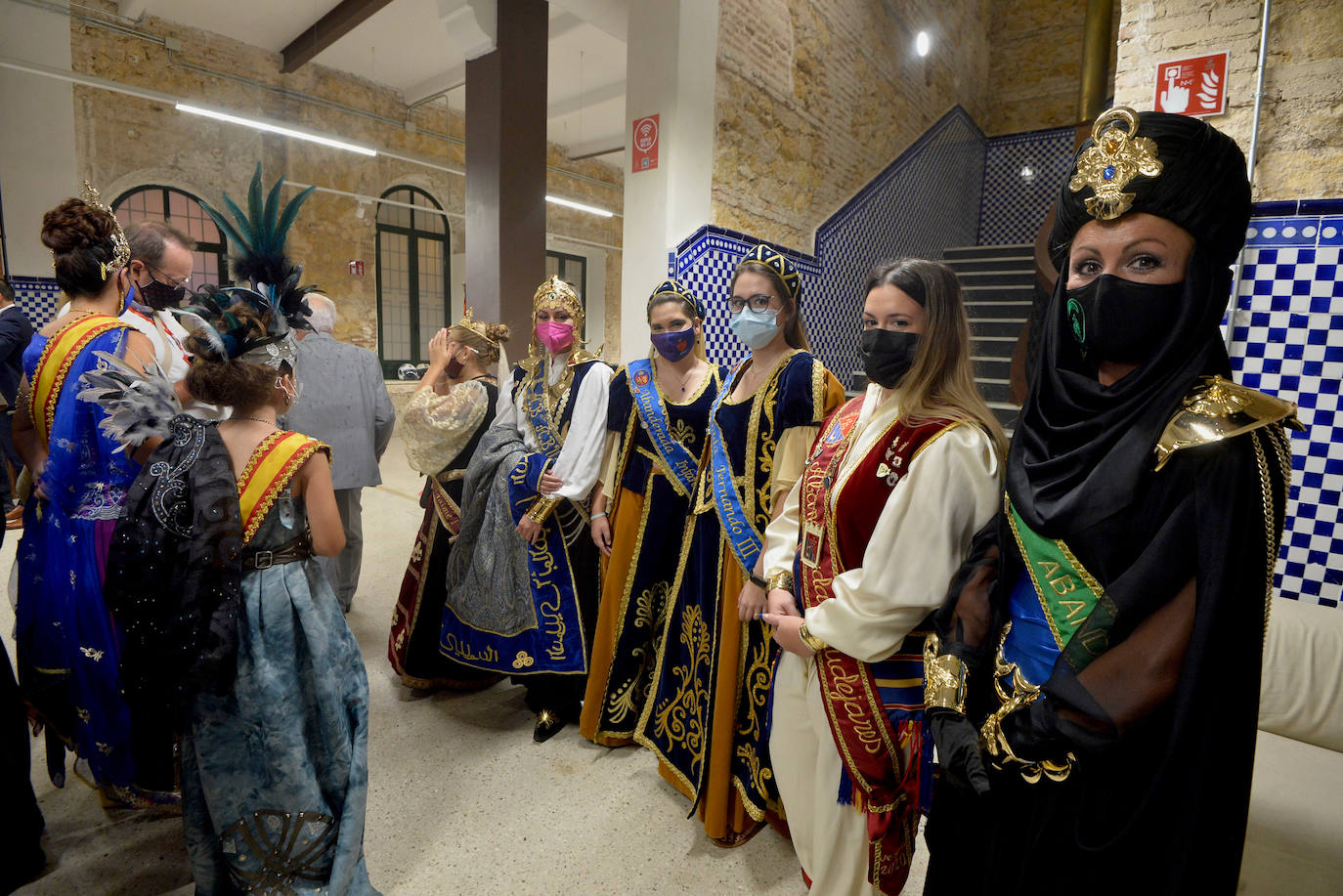 Fotos: Un pregón a cuatro exalta la armonía de culturas de la fiesta de Moros y Cristianos