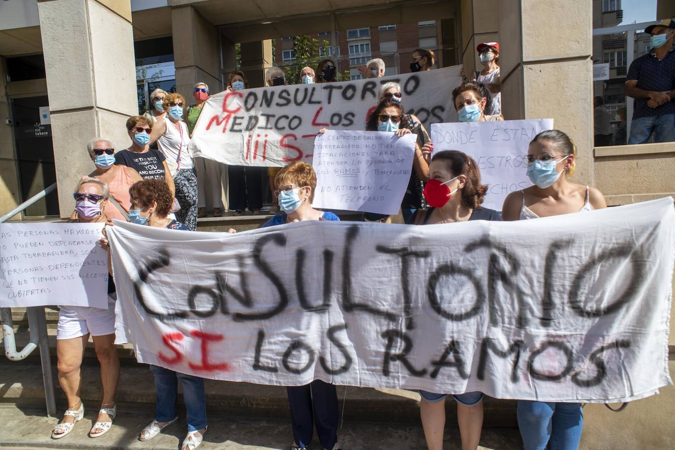 Fotos: Vecinas de Los Ramos piden que se reabra su consultorio