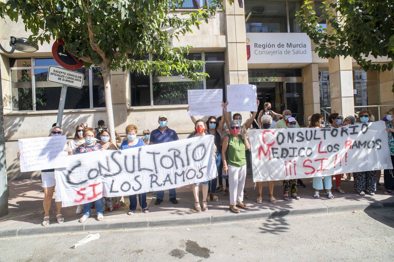 Fotos: Vecinas de Los Ramos piden que se reabra su consultorio