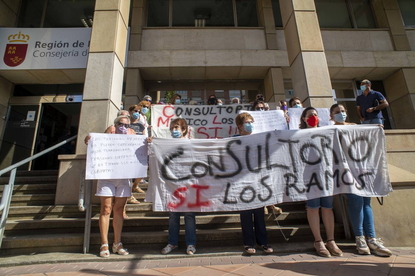 Fotos: Vecinas de Los Ramos piden que se reabra su consultorio