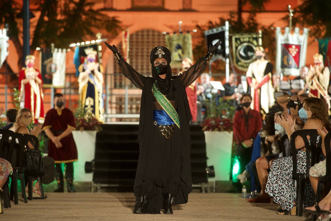 Fotos: Moros y Cristianos recupera el esplendor de sus ballets y abanderadas