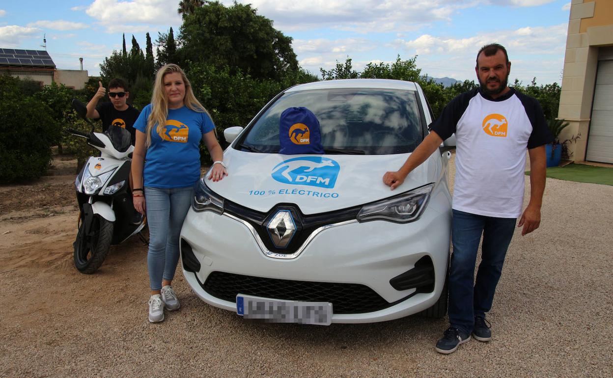 La familia propietaria del canguro posa con los dos vehículos cedidos.