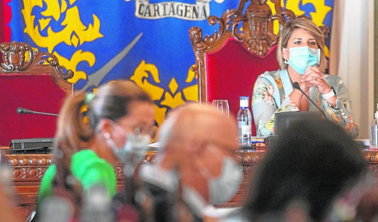 Arroyo, de frente, y Castejón, a la izquierda, durante la sesión plenaria de ayer. 