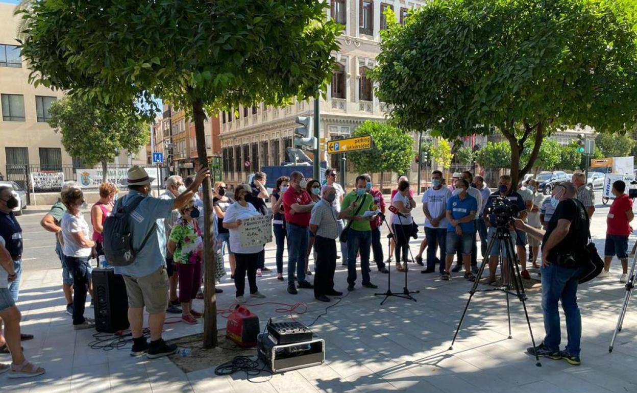 Un centenar de vecinos exigen que las líneas de alta tensión vayan soterradas en Totana. 