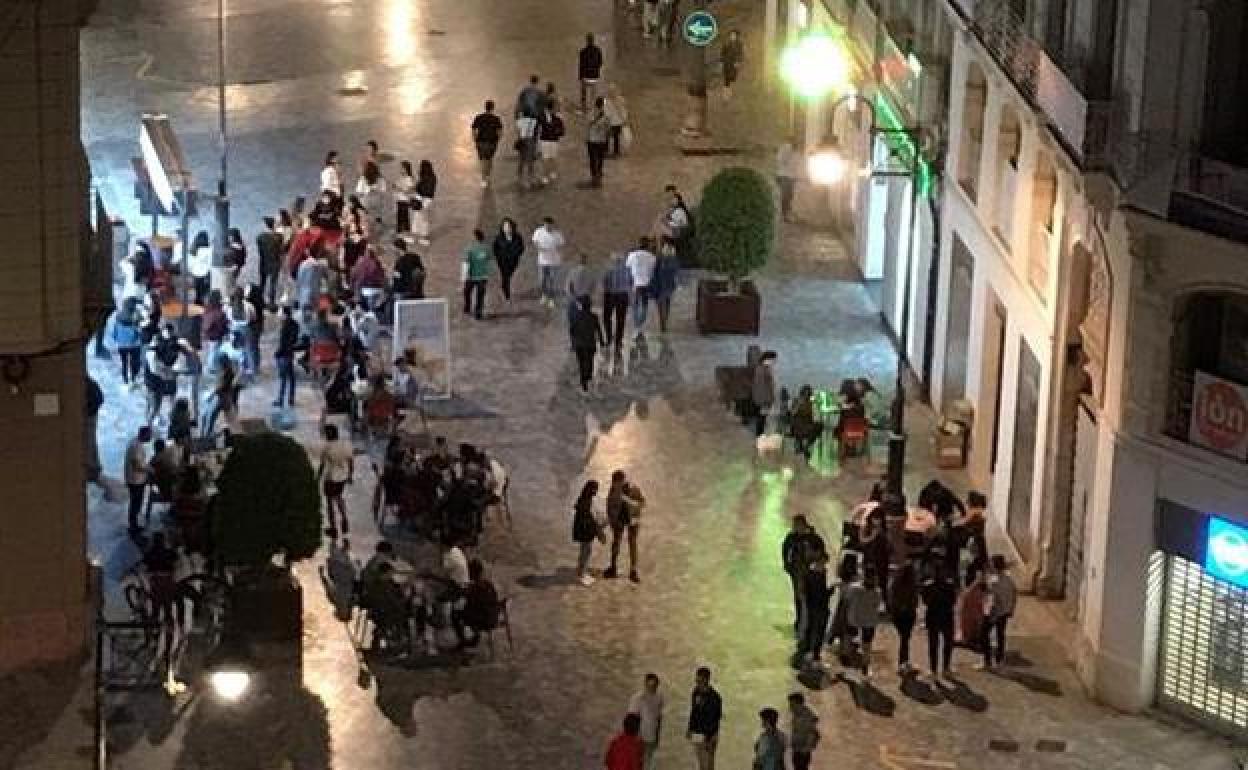 Grupos de personas, en una calle del centro de Cartagena.