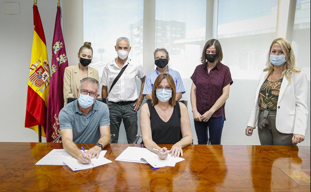 Firma del concierto social entre la consejera Isabel Franco y el director de la Fundación Diagrama. 