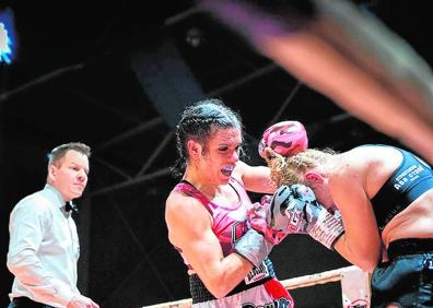 Imagen secundaria 1 - 1. 2019. Mari Carmen consiguió el título europeo de la Federación Internacional de Boxeo Femenino ante la alemana Bilgenur Aras, en un combate disputado en Neu-Isenburg (Alemania).| 2. 2020. La boxeadora de Puerto Lumbreras acorrala a Ivanka Ivanova en el combate disputado el año pasado en Puerto Lumbreras, en el que se proclamó campeona de Europa.| 3. Romero posa con el cinturón de campeona del mundo de muay thai que logró en Bangkok tras derrotar a la peruana Fiorella en tres asaltos, en 2019.