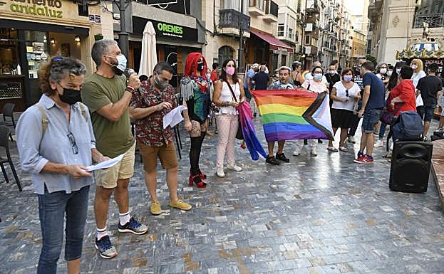 Imagen principal - Protesta contra las agresiones homófobas en Cartagena