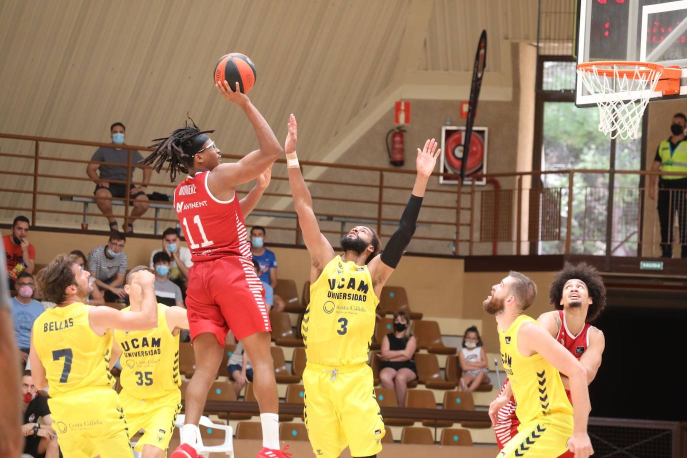 Fotos: El UCAM vence al Manresa en el último encuentro de pretemporada