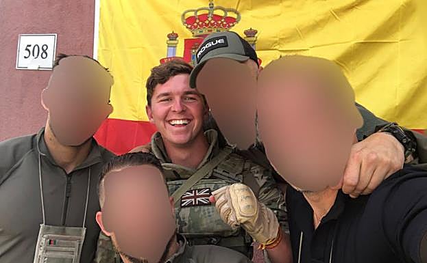 Camaradas. Rodeado de integrantes del GEO, a los que ya se siente unido por lazos indestructibles. 