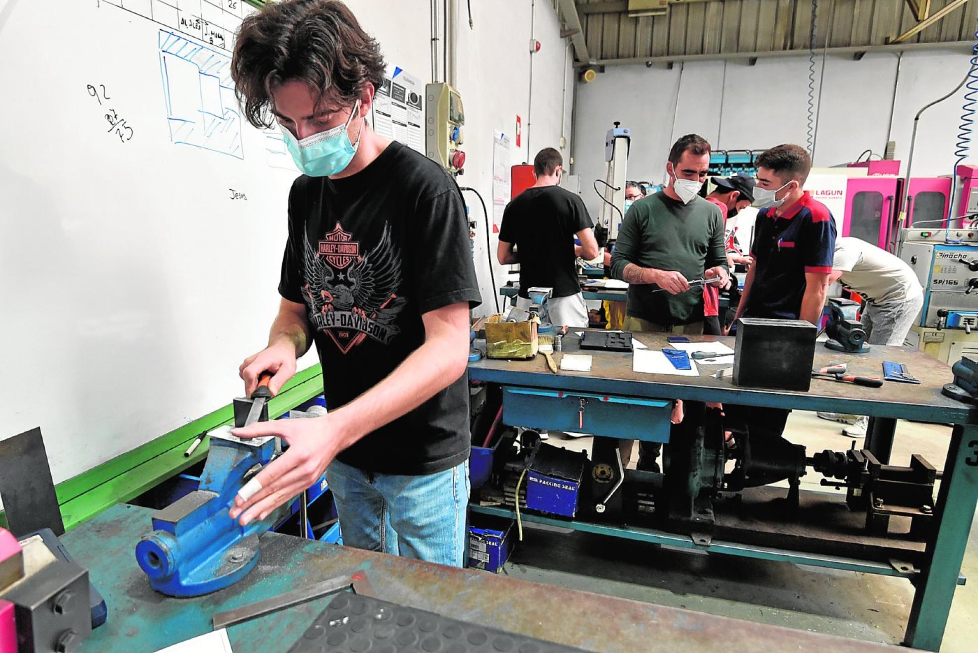 Varios jóvenes trabajan el pasado jueves en un taller del centro de formación de la Fremm, en Murcia. 