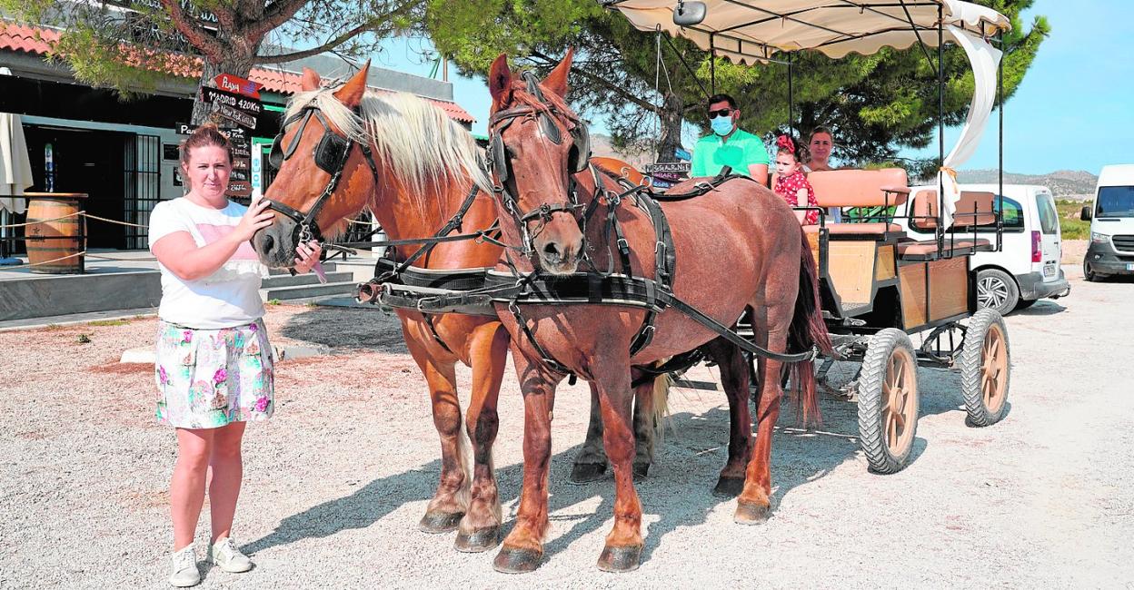 Lidia Hernández, junto al carro de caballos con el que realiza rutas ecoturísticas por las pedanías altas. 