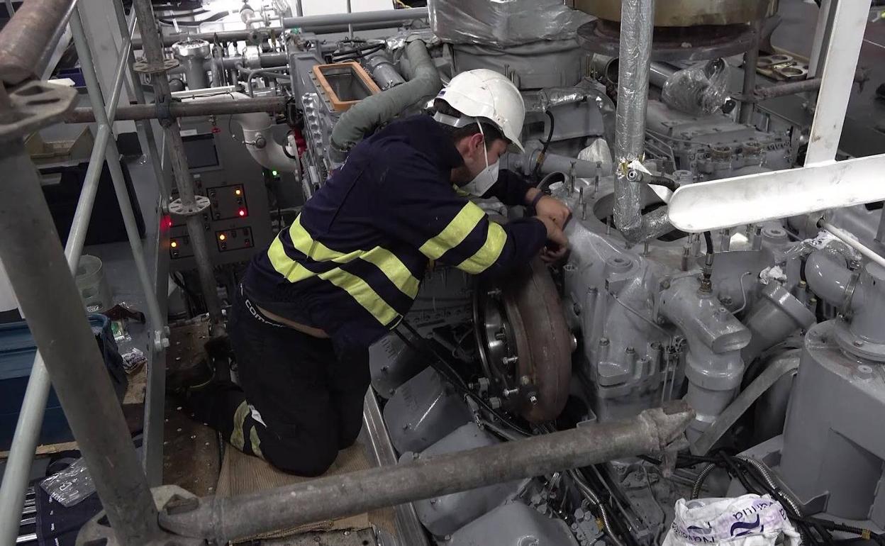 Imagen de archivo de un técnico trabajando en Navantia, Cartagena. 