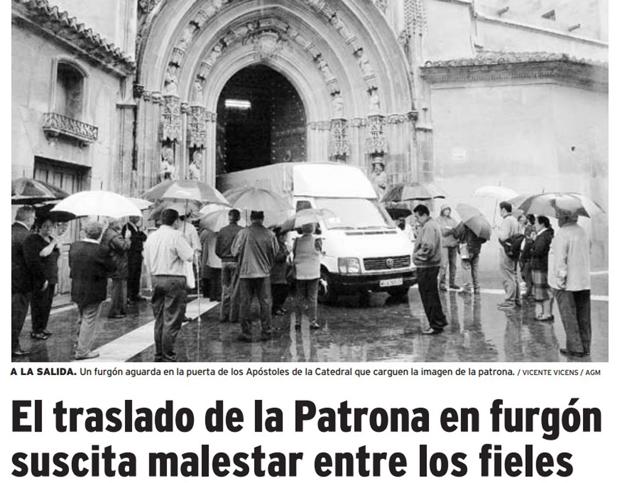 Escándalo. Así tituló LA VERDAD la polémica causada por el traslado de la Patrona en un furgón en 2003 a causa de las lluvias. 