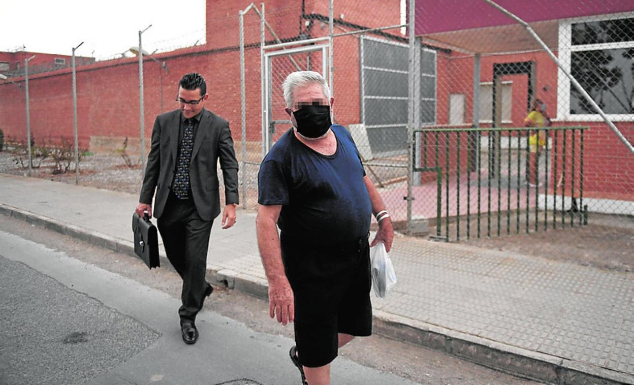 El acusado sale de prisión con el abogado Pardo-Geijo. 