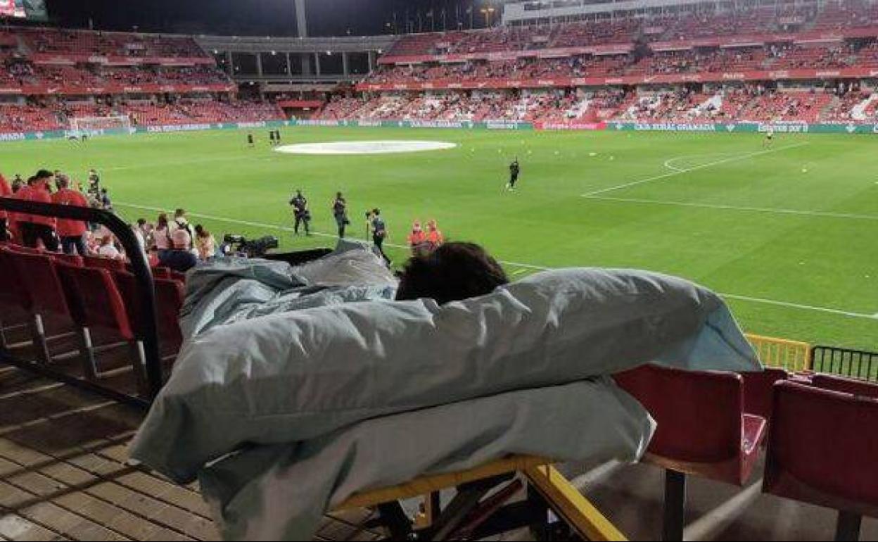 Miguel en el estadio de Los Cármenes.