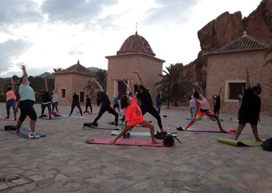 Imagen secundaria 1 - Quedada de yoga en El Calvario al atardecer