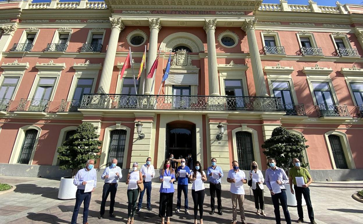 Los vocales del PP presentan cartas abiertas a los vecinos de las pedanías en el Ayuntamiento de Murcia. 