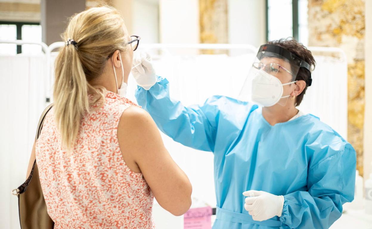 Una sanitaria extrae muestras para realizar una prueba PCR en el Cuartel de Artillería de Murcia.