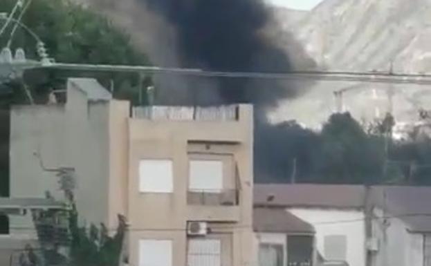 La columna de humo provocada por el incendio de este jueves en el carril de los Nenes, en Murcia.