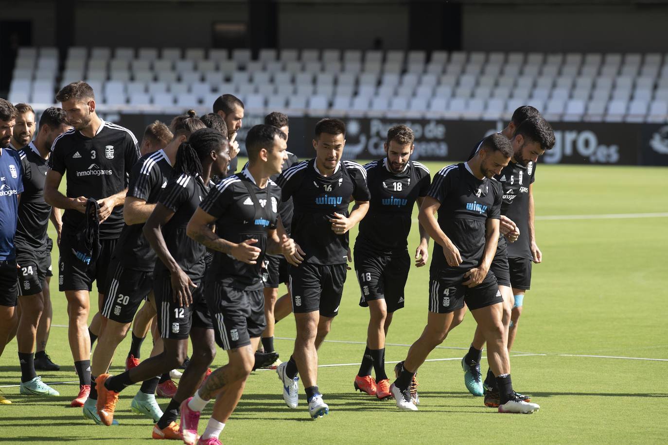 Fotos: El canterano Adrián Revilla entrena en una sesión con cuatro ausencias