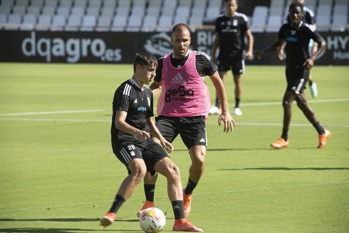 Fotos: El canterano Adrián Revilla entrena en una sesión con cuatro ausencias