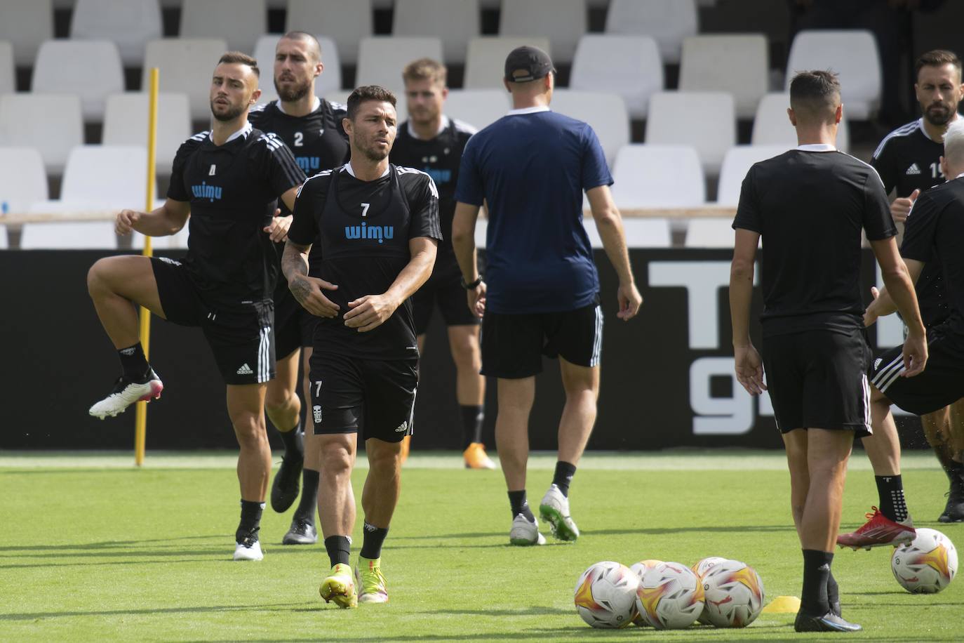 Fotos: El canterano Adrián Revilla entrena en una sesión con cuatro ausencias