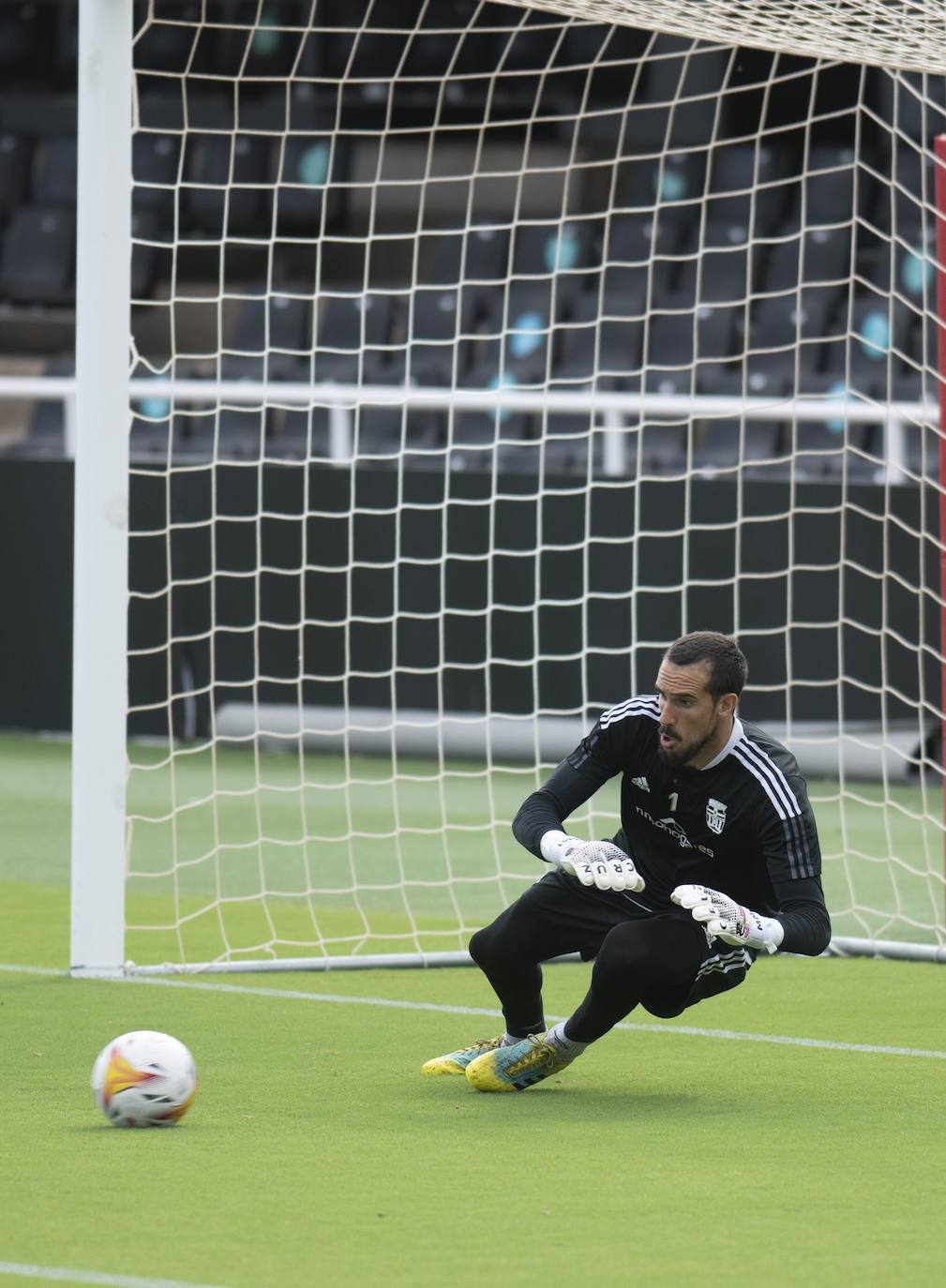 Fotos: El canterano Adrián Revilla entrena en una sesión con cuatro ausencias