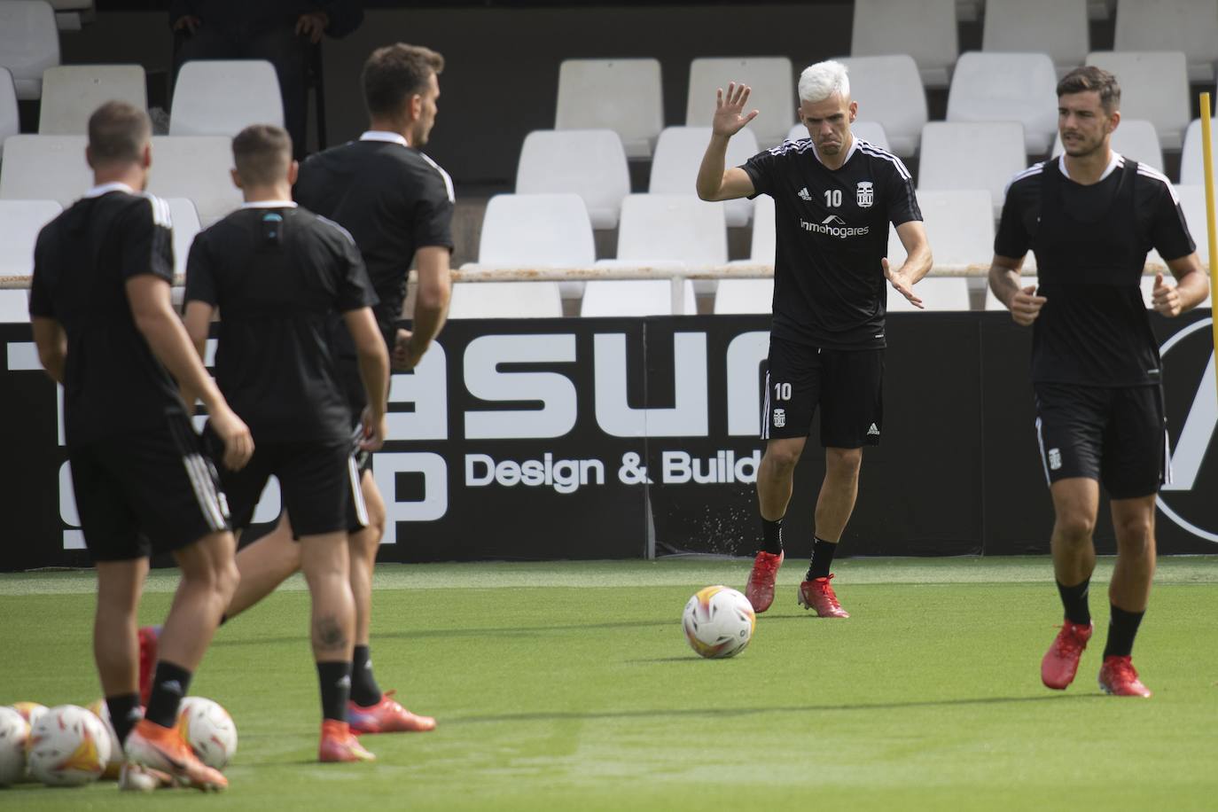 Fotos: El canterano Adrián Revilla entrena en una sesión con cuatro ausencias
