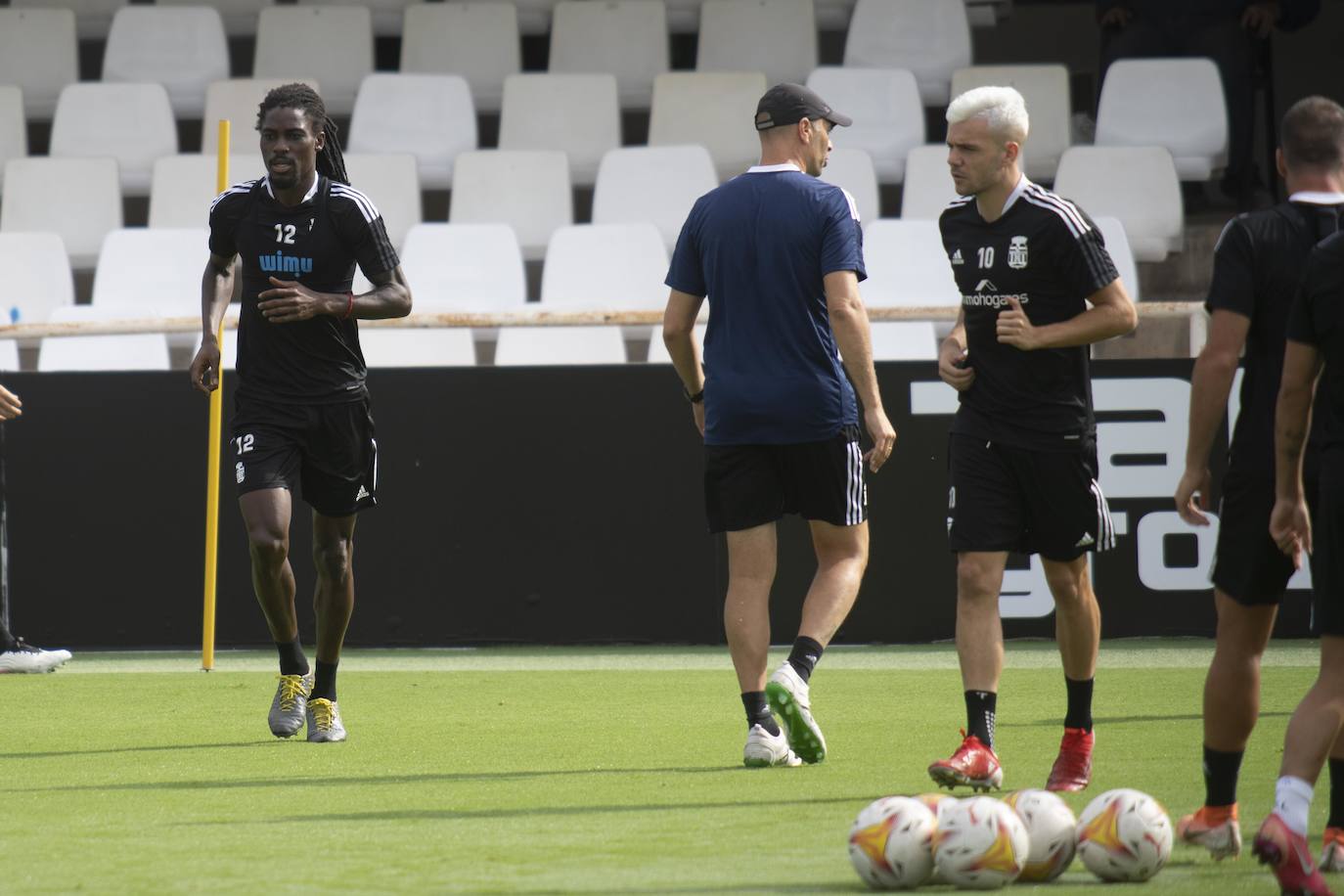 Fotos: El canterano Adrián Revilla entrena en una sesión con cuatro ausencias