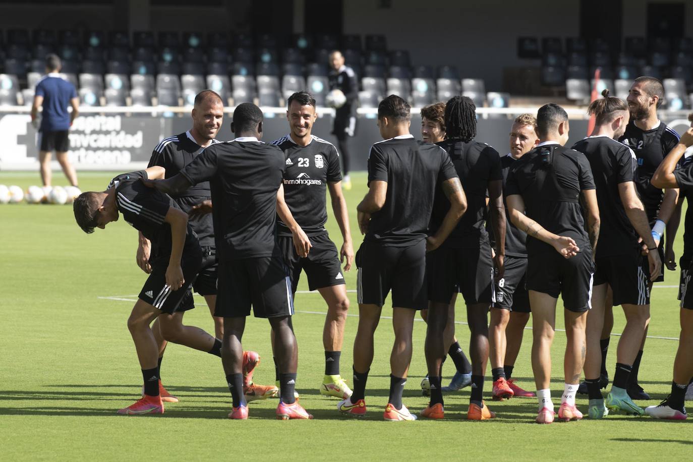 Fotos: El canterano Adrián Revilla entrena en una sesión con cuatro ausencias