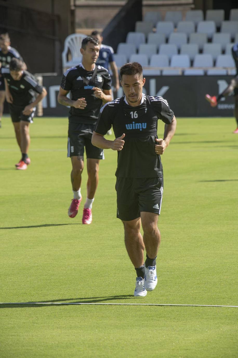 Fotos: El canterano Adrián Revilla entrena en una sesión con cuatro ausencias