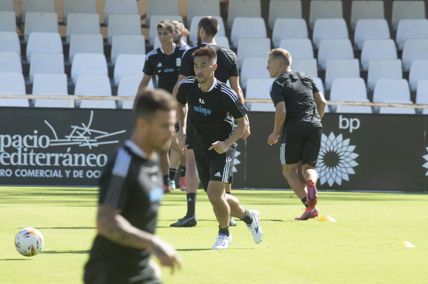 Fotos: El canterano Adrián Revilla entrena en una sesión con cuatro ausencias