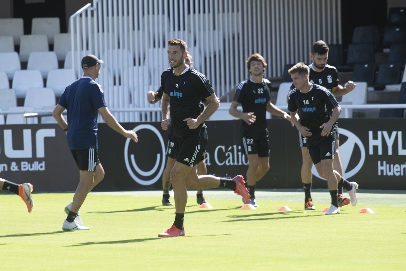 Fotos: El canterano Adrián Revilla entrena en una sesión con cuatro ausencias