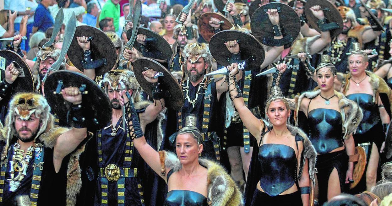 Tropa Guerreros de Uxama desfilando. 