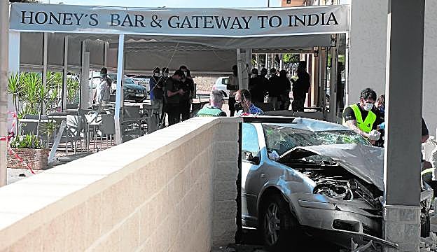 El vehículo que invadió la terraza de un restaurante, empotrado contra el muro de una vivienda, en la pedanía de Roldán, este viernes. 