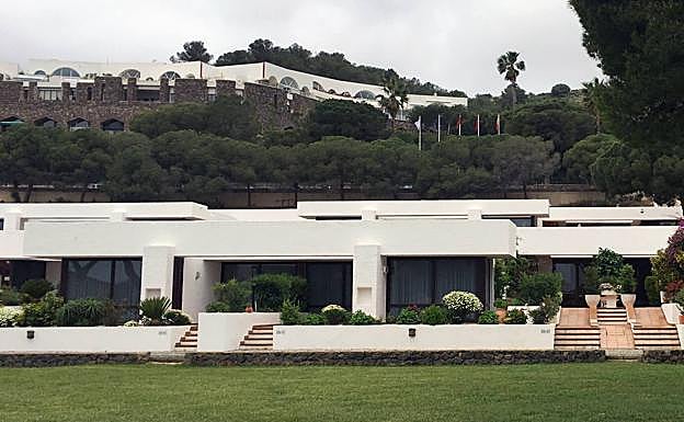 Apartapartamentos Golf de La Manga Club. Edificio: Apartamentos Golf de La Manga Club. Año 1971. Es considerado uno de los edificios más singulares del siglo XX del Movimiento Moderno en la Región. Arquitecto: Antonio Bonet Castellana. 