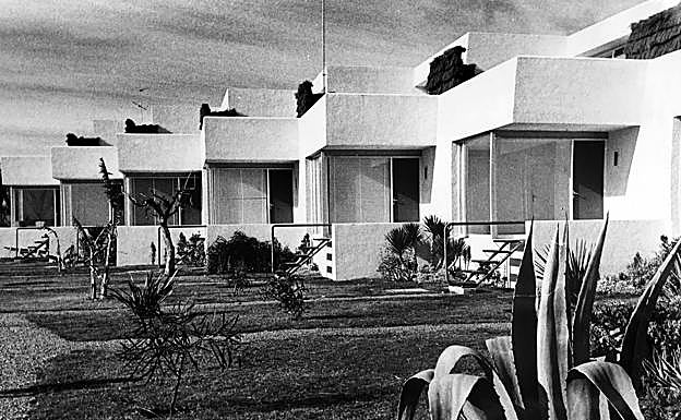 Conjunto de Bungalows Hacienda Dos Mares (La Manga del Mar Menor). Edificios: Hacienda Dos Mares en La Manga del Mar Menor. Años 1964-1967. Arquitectos: José Antonio Corrales y Ramón Vázquez Molezún (Corrales y Molezún).