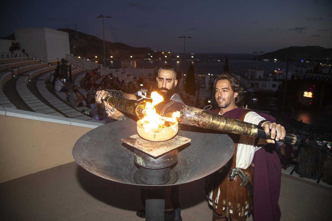 Fotos: Encendido del Fuego Sagrado y pregón de las Fiestas de Carthagineses y Romanos