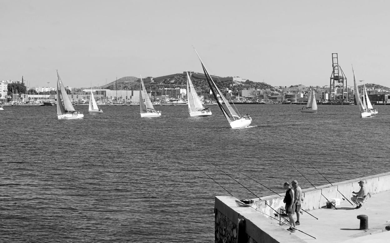 Los barcos inician la regata hasta San Pedro, ayer, saliendo desde el puerto de Cartagena. 
