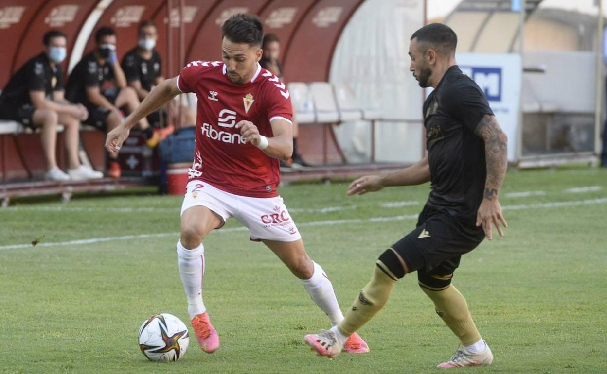 Jugador del Real Murcia avanza con el esférico.