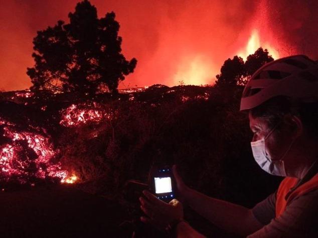 Un científico toma una imagen térmica de la colada de lava.